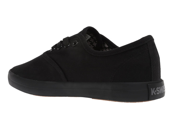 Zapato casual K-Swiss modelo Beverly en color negro monocromo con suela plana y cordones.