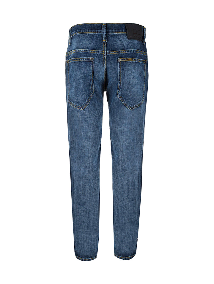 Jeans Lee para hombre en color azul índigo con corte ajustado.