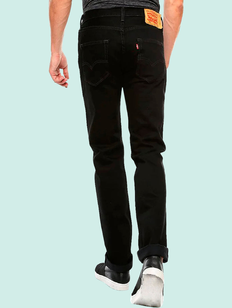 Hombre vistiendo pantalones jeans Levi's 501 Original Fit en color negro.
