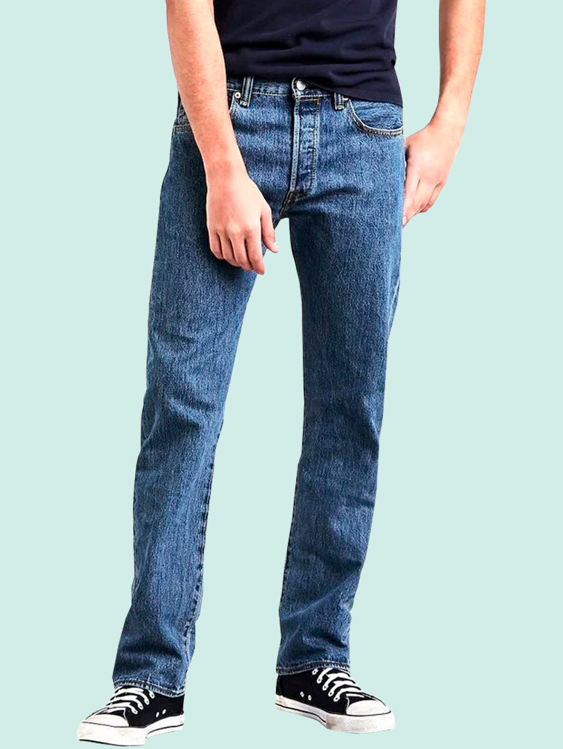 Hombre vistiendo jeans Levi&