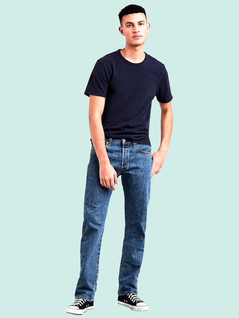 Hombre vistiendo jeans Levi&