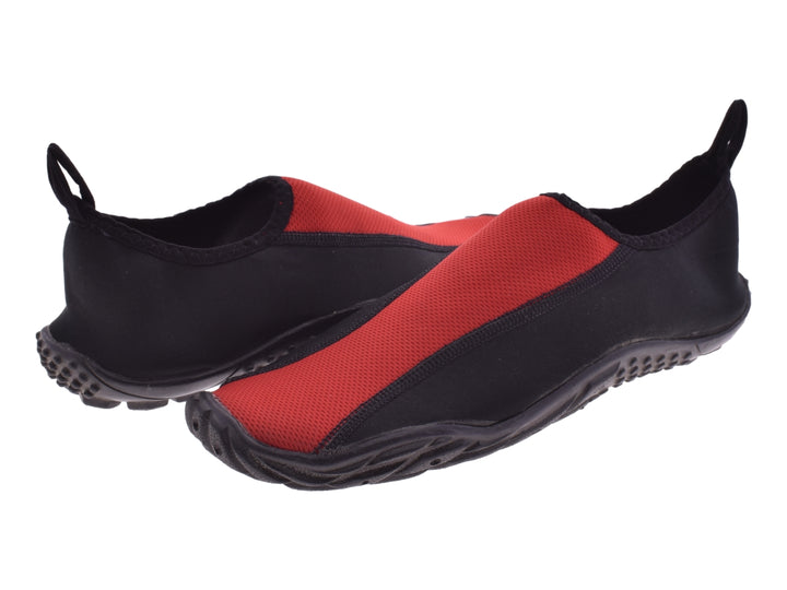 Par de zapatos acuáticos Luva Aquashoes en colores negro y rojo con suela de goma.
