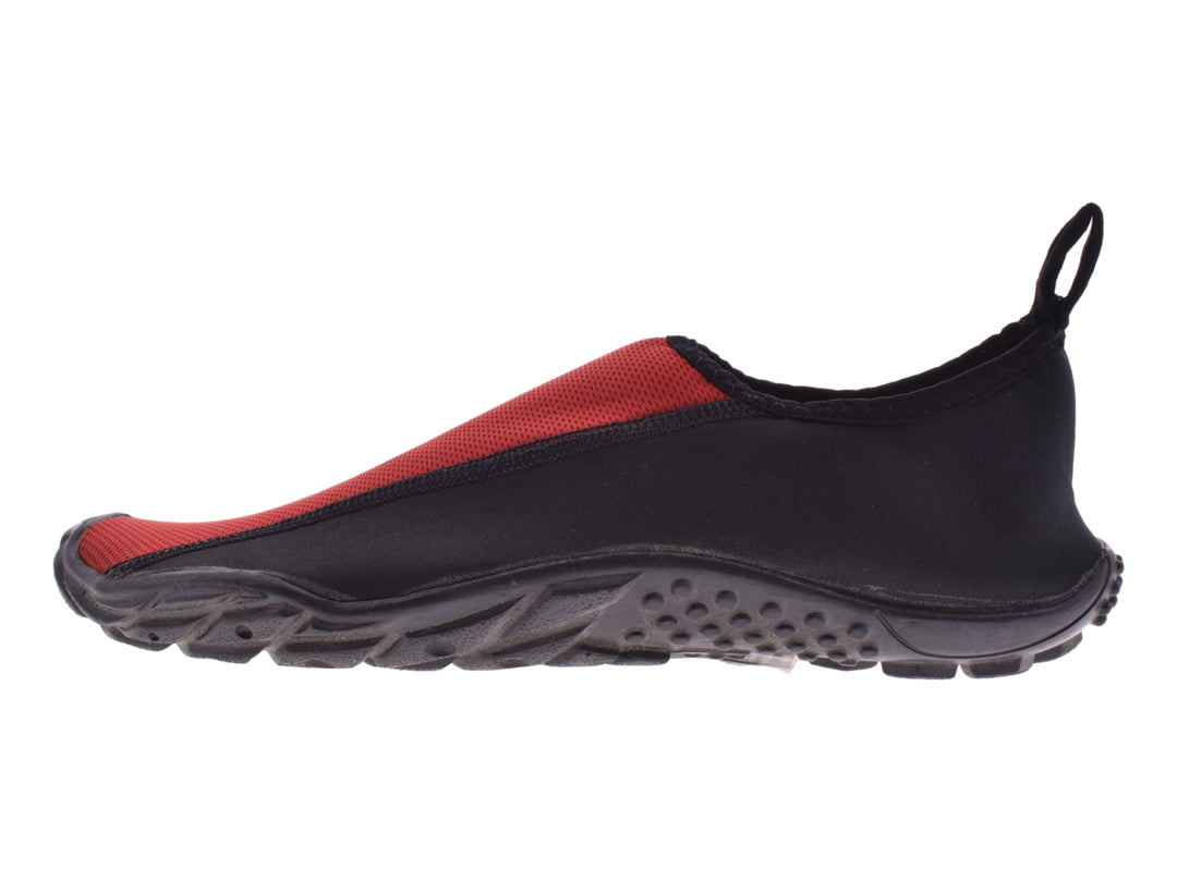 Par de zapatos acuáticos Luva Aquashoes en colores negro y rojo con suela de goma.
