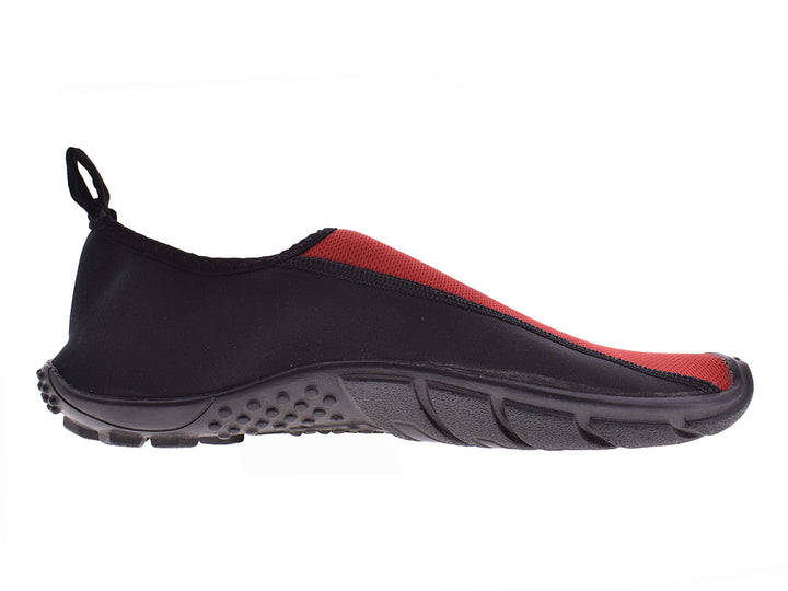 Par de zapatos acuáticos Luva Aquashoes en colores negro y rojo con suela de goma.
