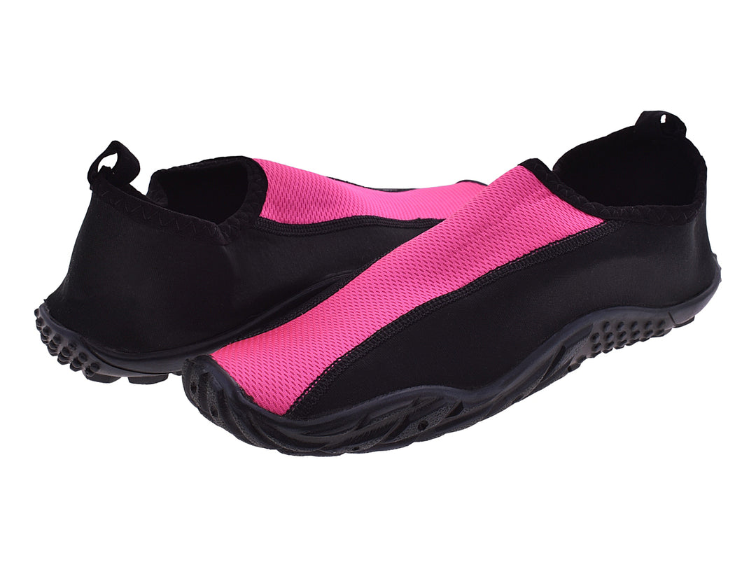 Zapatos acuáticos Luva en color negro con franja fucsia, diseño deportivo para mujer.
