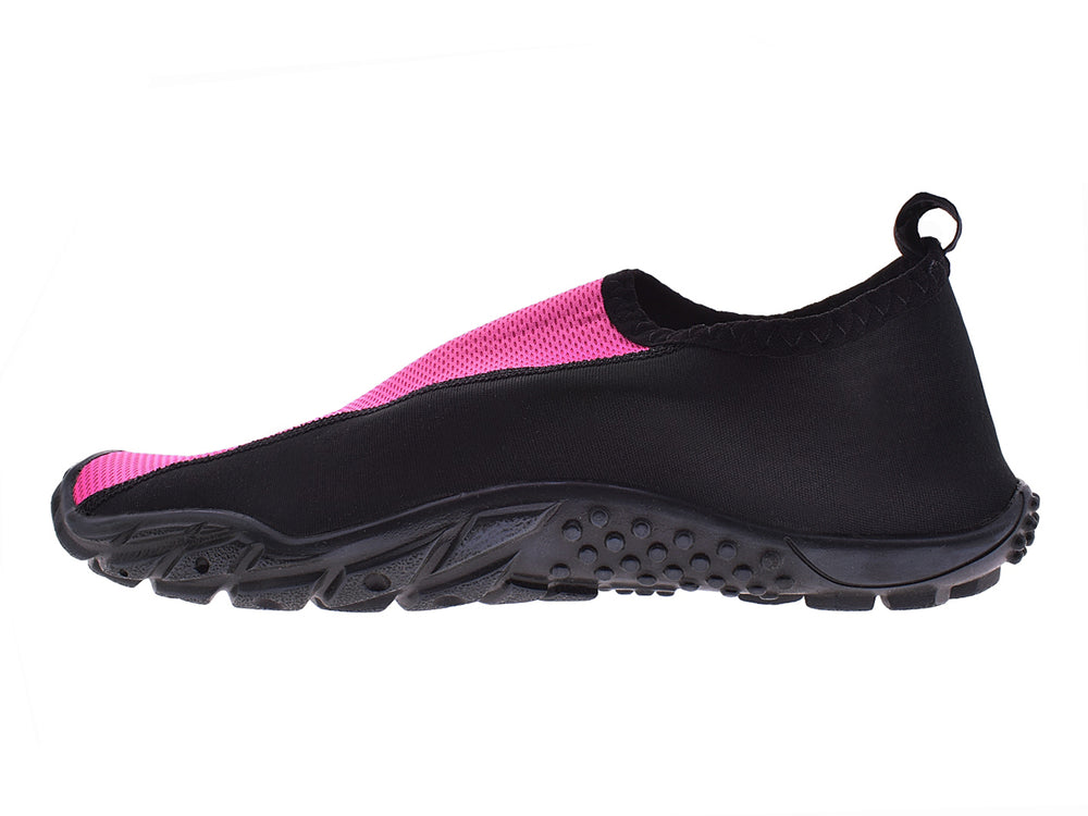 Zapatos acuáticos Luva en color negro con franja fucsia, diseño deportivo para mujer.