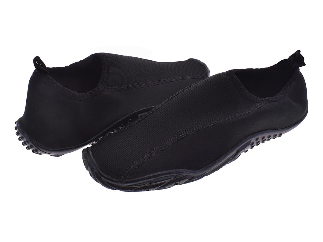 Par de zapatos acuáticos Luva Aquashoes color negro para hombre.