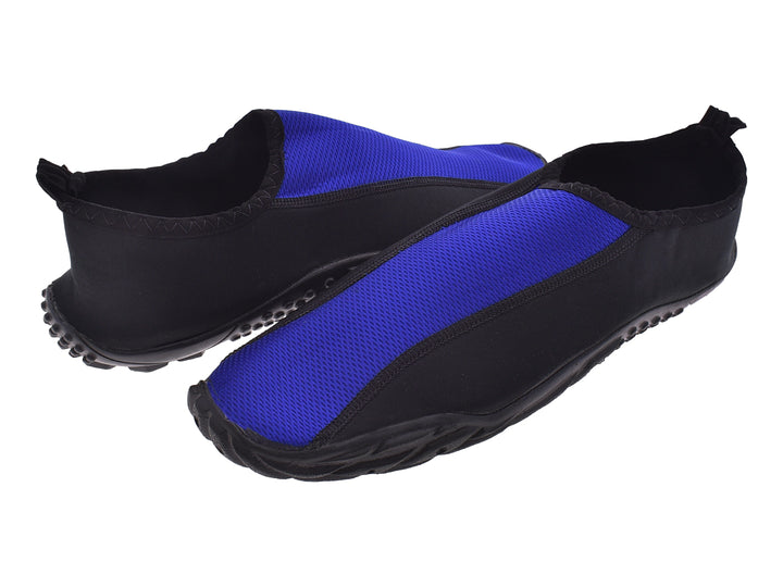 Zapatos acuáticos Luva en colores negro y azul rey, estilo deportivo slip-on.
