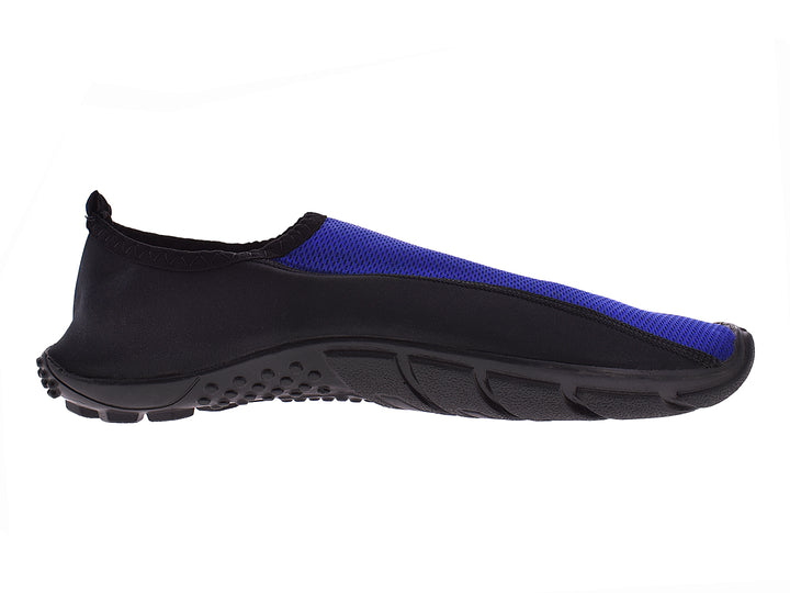 Zapatos acuáticos Luva en colores negro y azul rey, estilo deportivo slip-on.