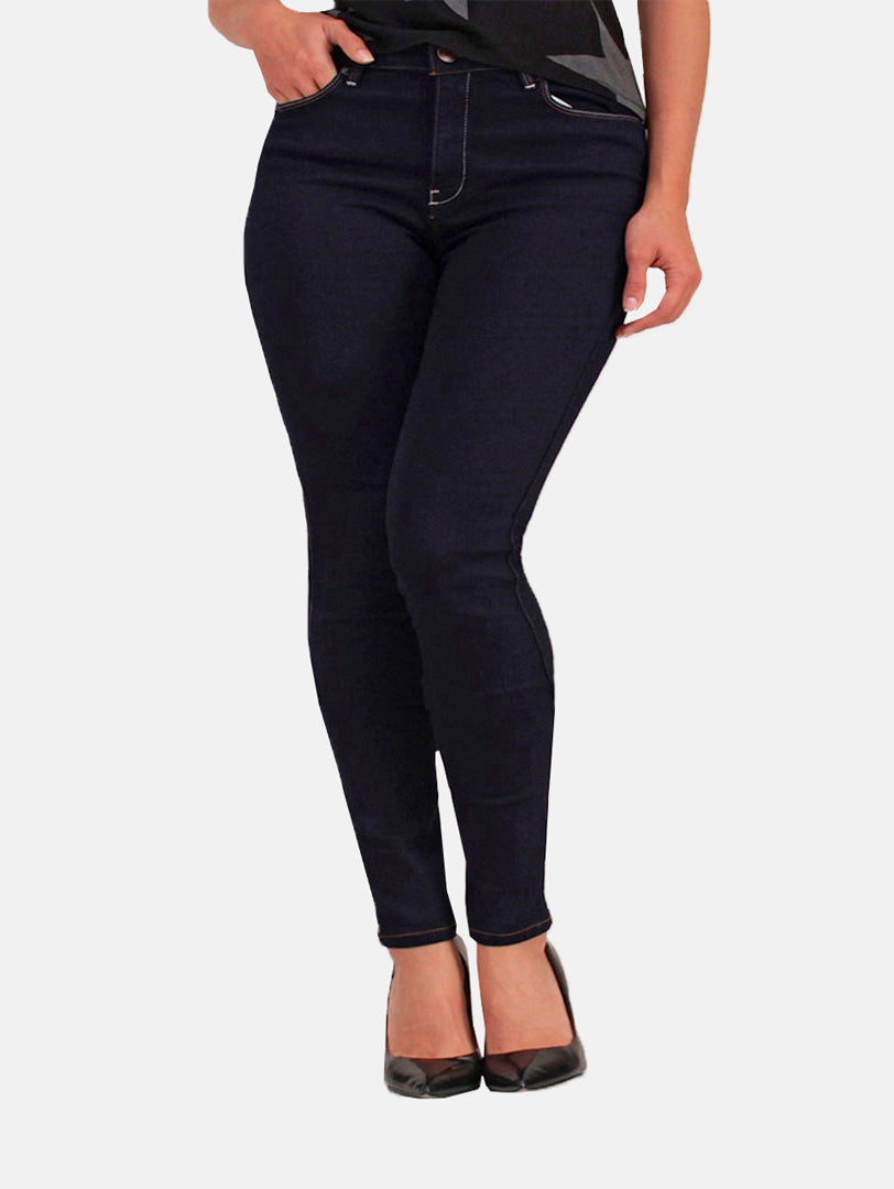 Mujer vistiendo jeans ajustados color azul oscuro dark indigo.