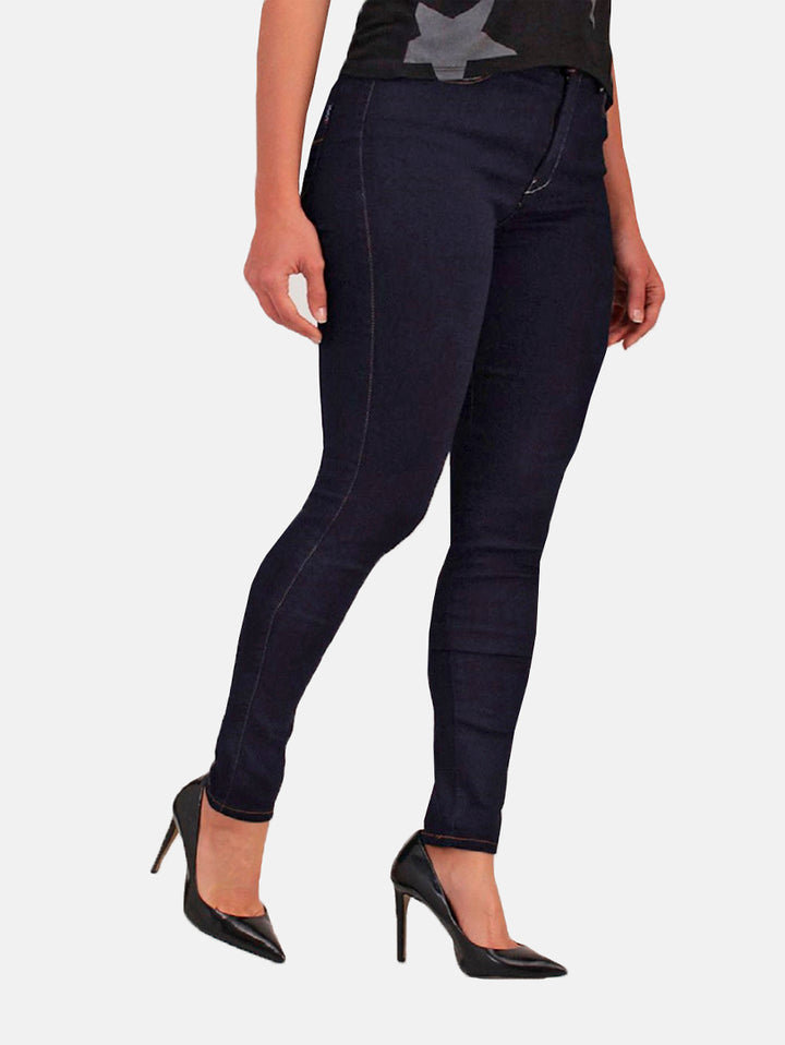 Mujer vistiendo jeans ajustados color azul oscuro dark indigo.