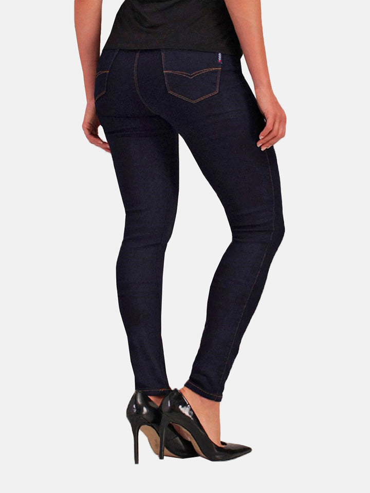 Mujer vistiendo jeans ajustados color azul oscuro dark indigo.