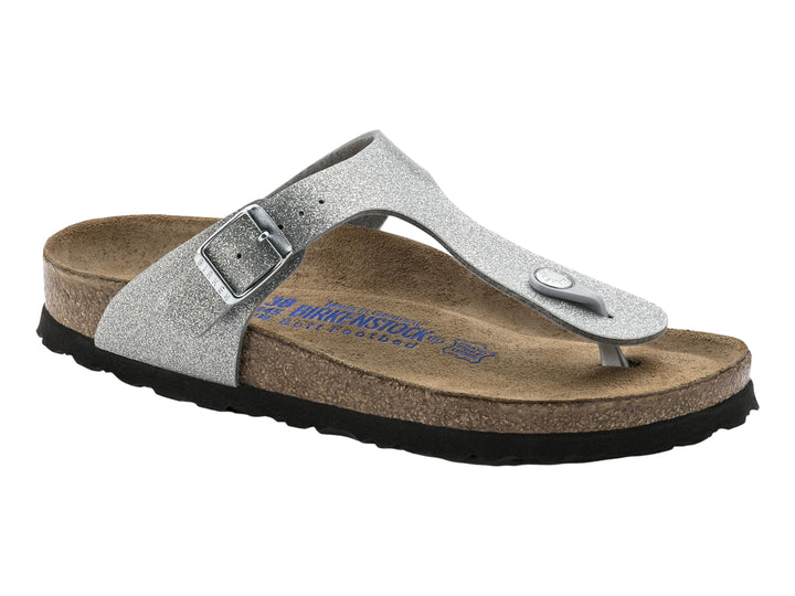 Sandalia Birkenstock Gizeh en color plata brillante con suela de corcho y correa ajustable.