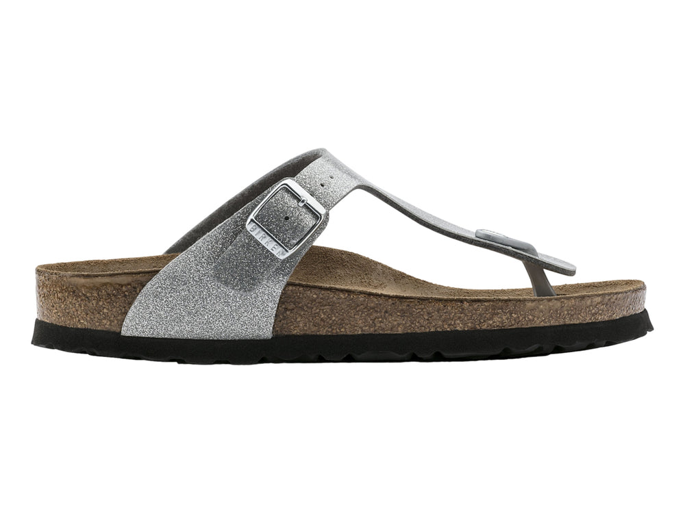 Sandalia Birkenstock Gizeh en color plata brillante con suela de corcho y correa ajustable.
