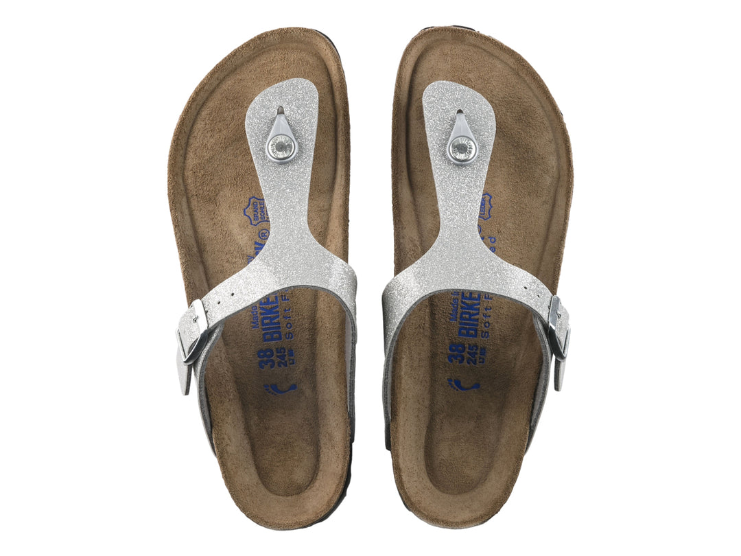 Sandalia Birkenstock Gizeh en color plata brillante con suela de corcho y correa ajustable.