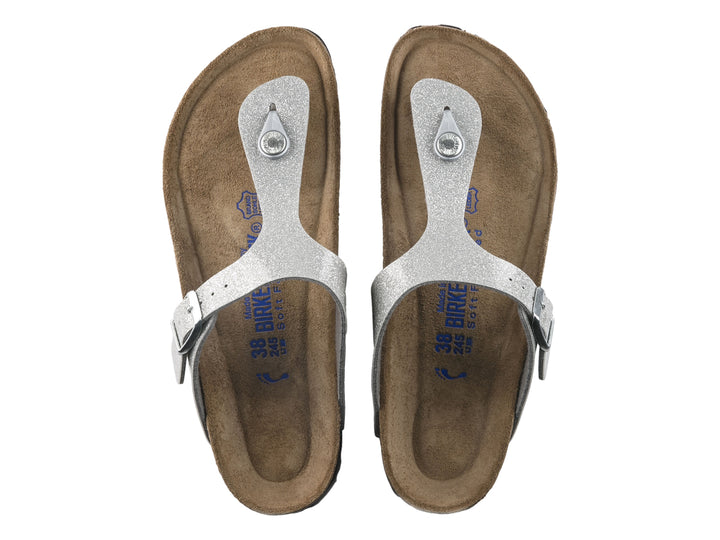Sandalia Birkenstock Gizeh en color plata brillante con suela de corcho y correa ajustable.