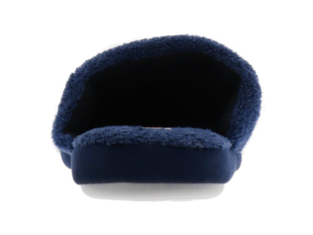 Pantufla color azul marino con parte superior de textura suave tipo borrego y diseño cerrado al frente.
