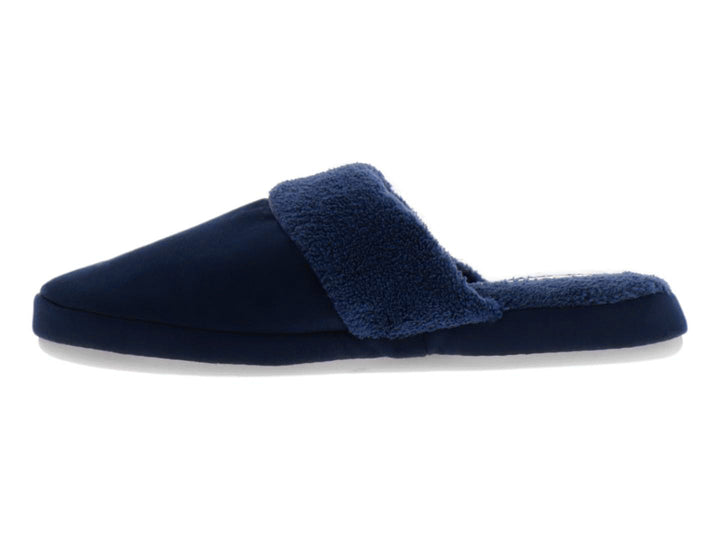 Pantufla color azul marino con parte superior de textura suave tipo borrego y diseño cerrado al frente.