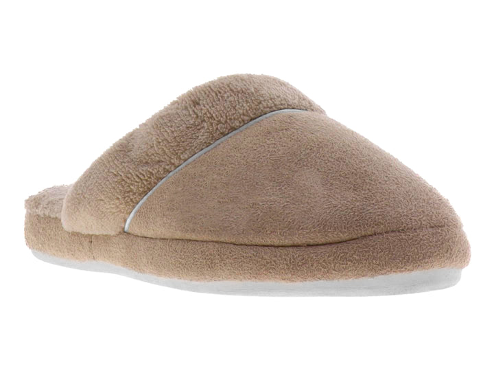 Pantufla de color beige con textura suave y peluda, diseño cerrado al frente y abierto al talón.