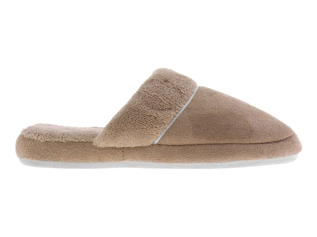 Pantufla de color beige con textura suave y peluda, diseño cerrado al frente y abierto al talón.