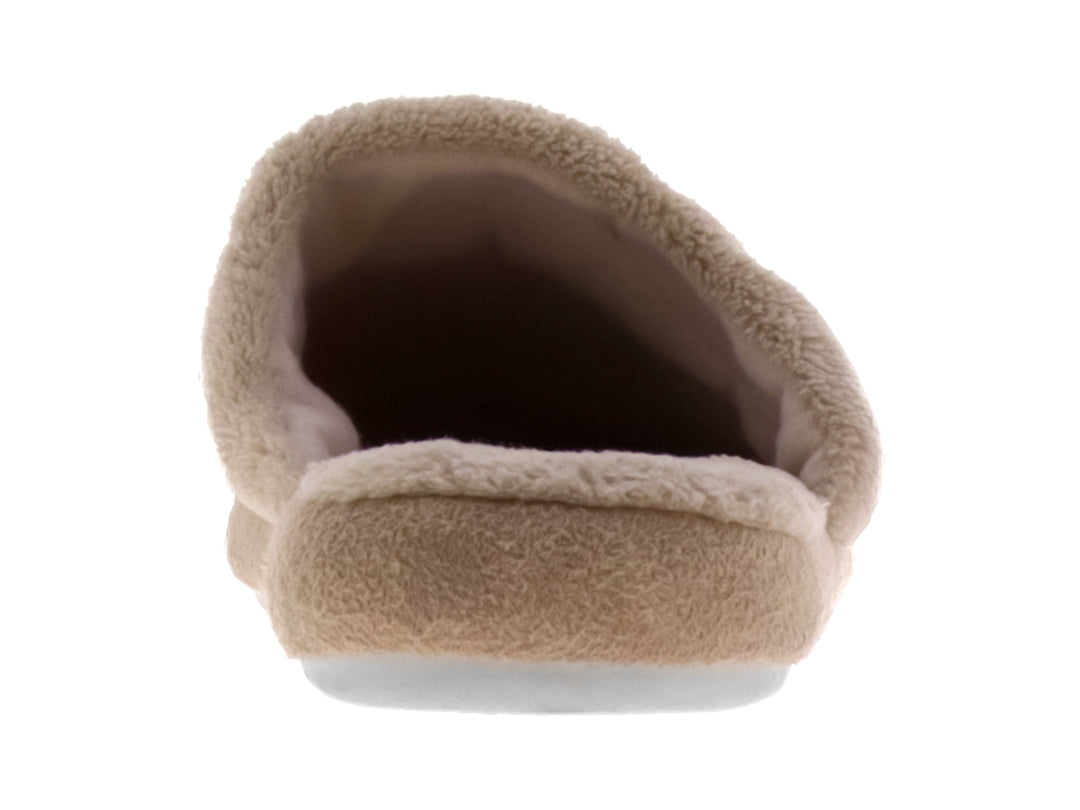 Pantufla de color beige con textura suave y peluda, diseño cerrado al frente y abierto al talón.