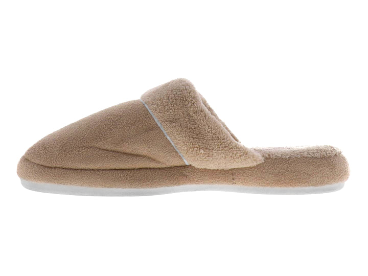 Pantufla de color beige con textura suave y peluda, diseño cerrado al frente y abierto al talón.