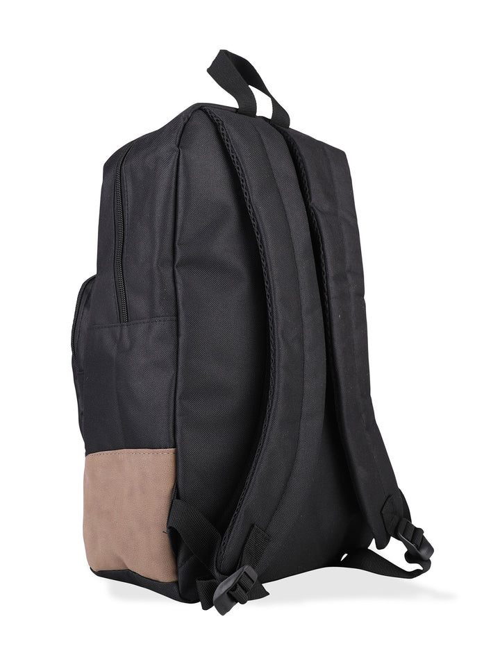 Mochila escolar Converse color negro con base café y logotipo blanco en el frente.