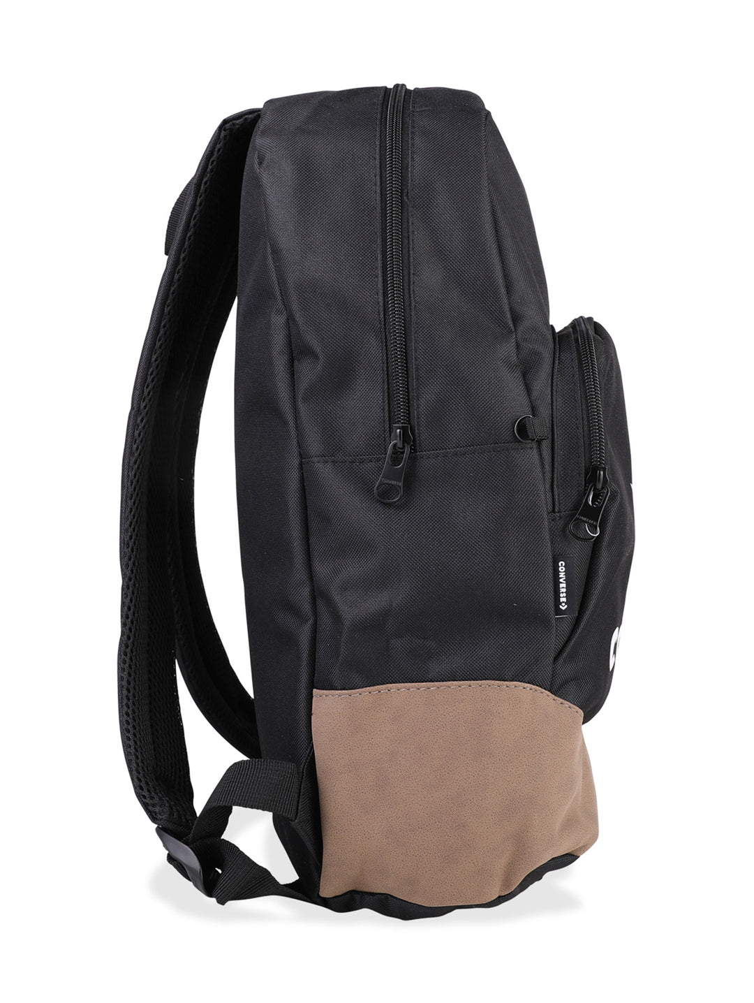 Mochila escolar Converse color negro con base café y logotipo blanco en el frente.