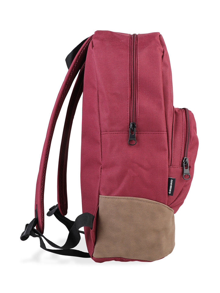 Mochila escolar Converse color vino con base café y logotipo blanco frontal.
