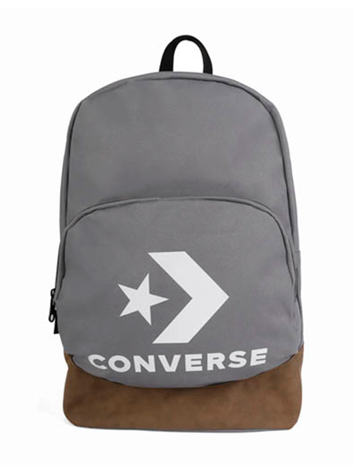 Mochila escolar Converse color gris con base marrón y logotipo blanco frontal.