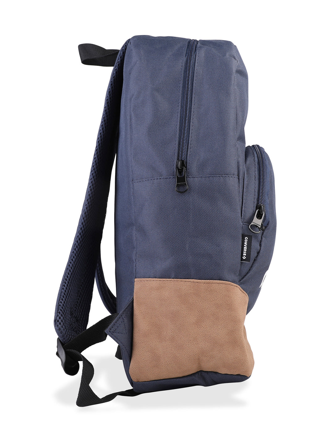 Mochila escolar Converse color azul marino con base café y logotipo blanco.