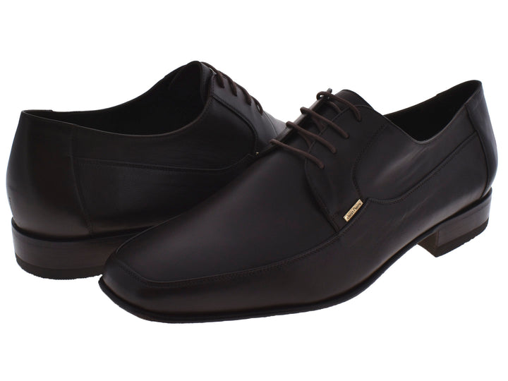 Zapatos planos de cuero color café oscuro para hombre con cordones y acabado liso.
