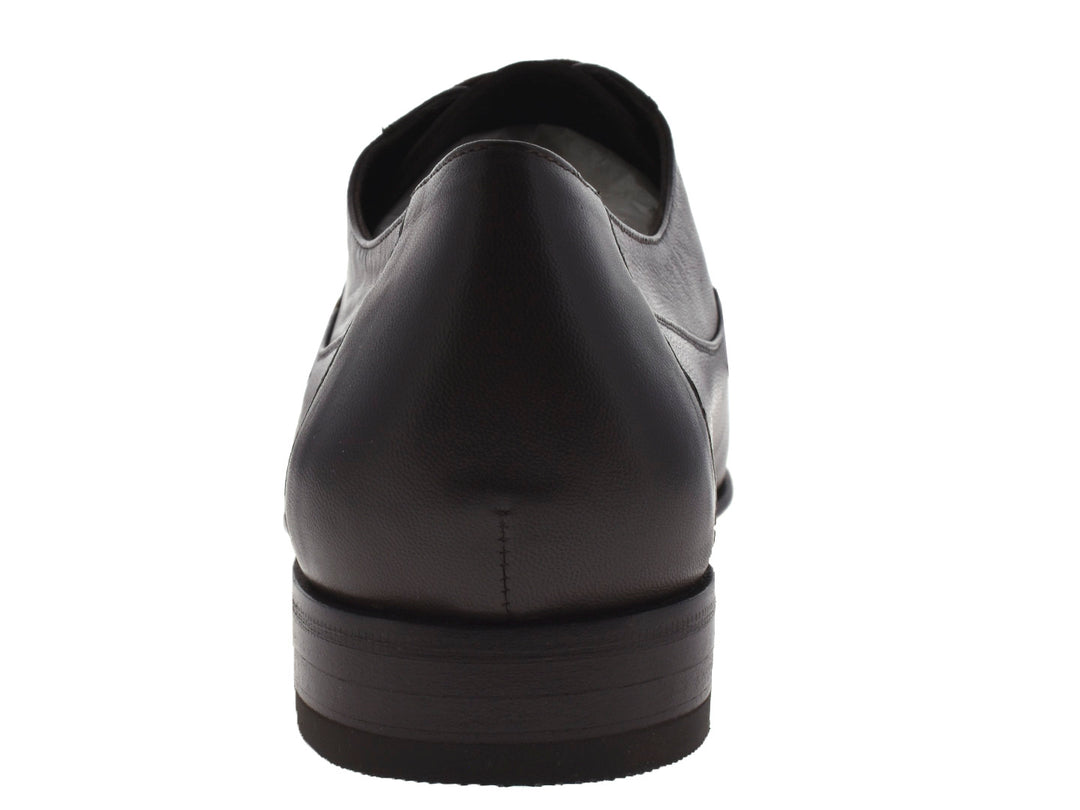 Zapatos planos de cuero color café oscuro para hombre con cordones y acabado liso.