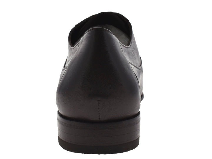 Zapatos planos de cuero color café oscuro para hombre con cordones y acabado liso.