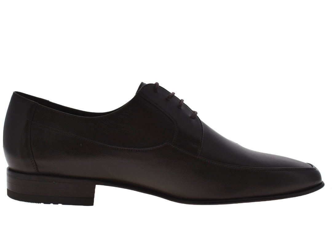 Zapatos planos de cuero color café oscuro para hombre con cordones y acabado liso.