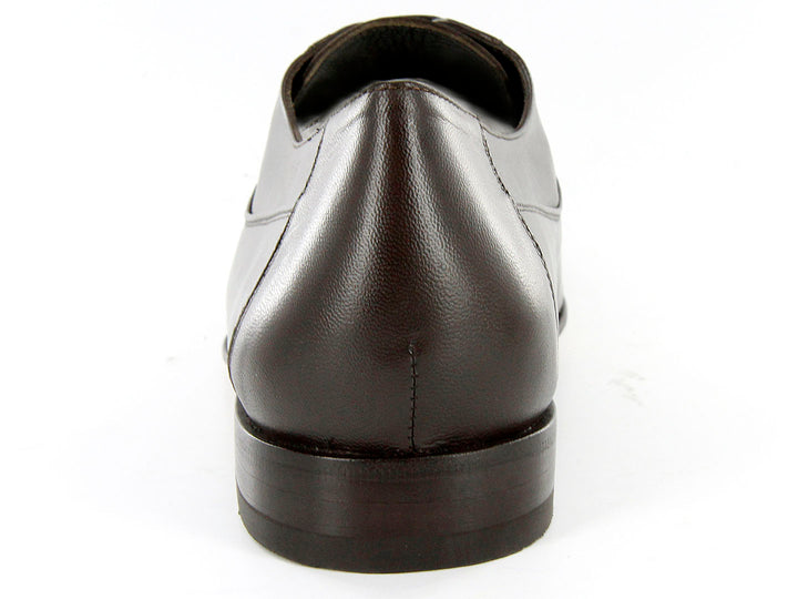 Zapatos planos de cuero color café oscuro para hombre con cordones y acabado liso.