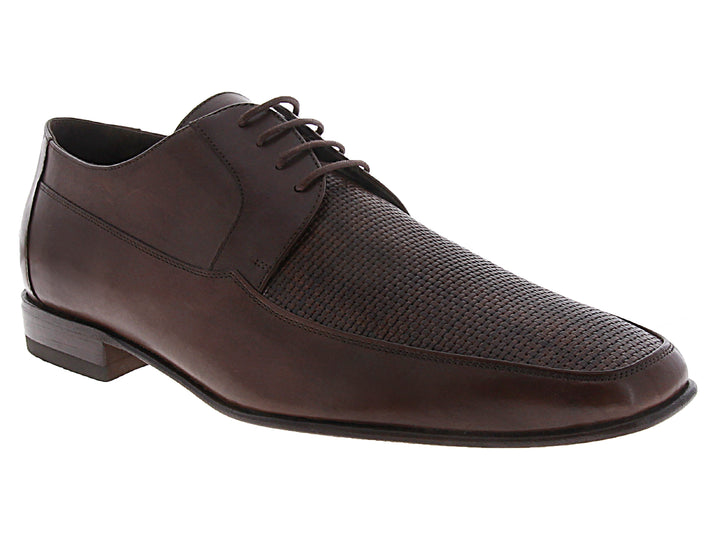Zapato formal de cuero color café con detalles texturizados en la parte superior y agujetas.