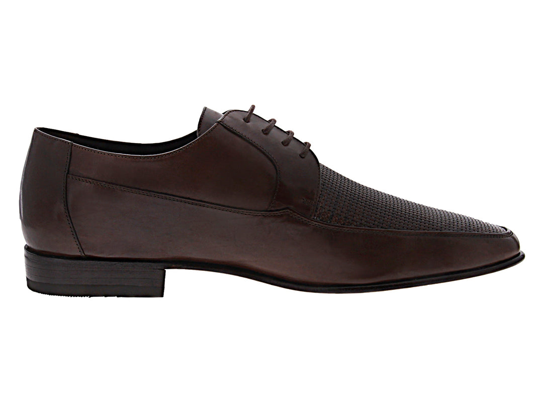 Zapato formal de cuero color café con detalles texturizados en la parte superior y agujetas.
