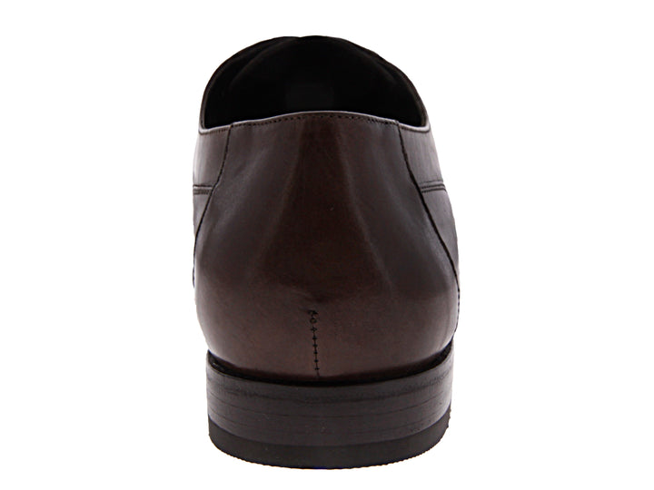 Zapato formal de cuero color café con detalles texturizados en la parte superior y agujetas.