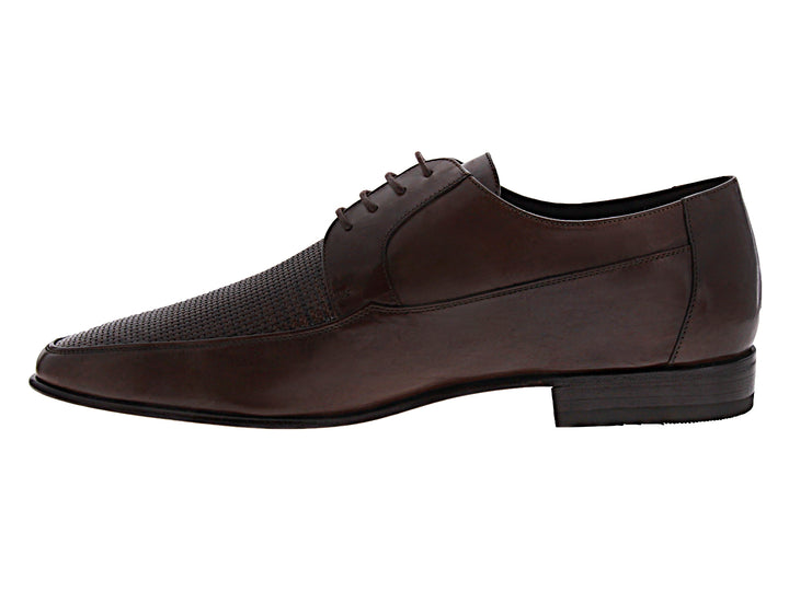Zapato formal de cuero color café con detalles texturizados en la parte superior y agujetas.