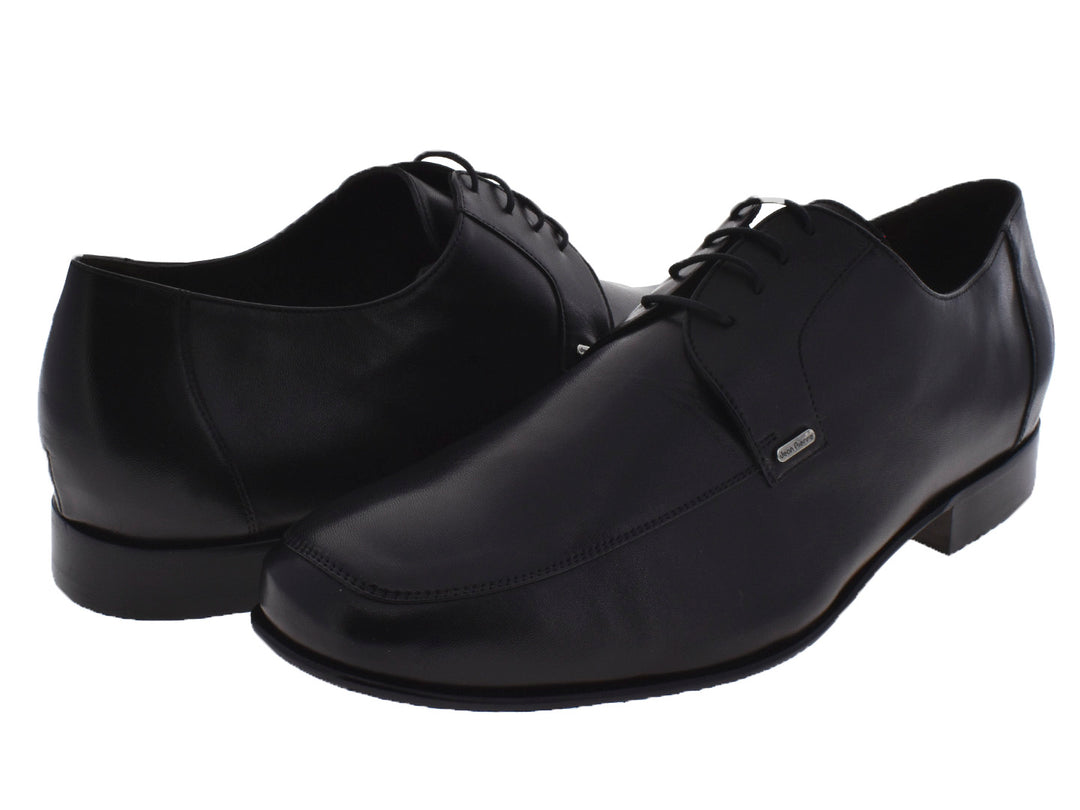 Par de zapatos formales negros para hombre con cordones y acabado brillante.