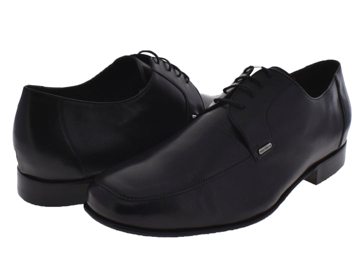 Par de zapatos formales negros para hombre con cordones y acabado brillante.