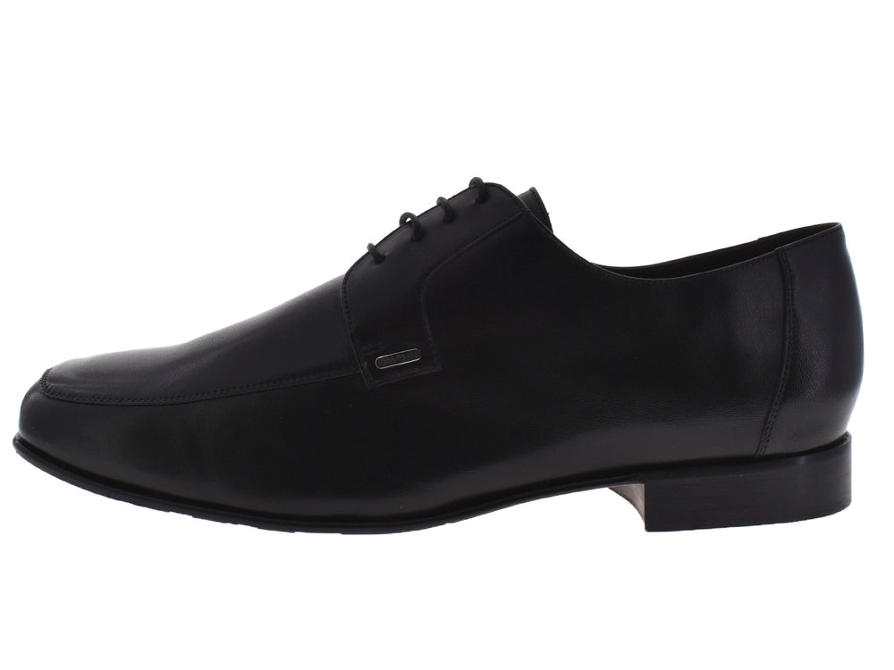 Par de zapatos formales negros para hombre con cordones y acabado brillante.