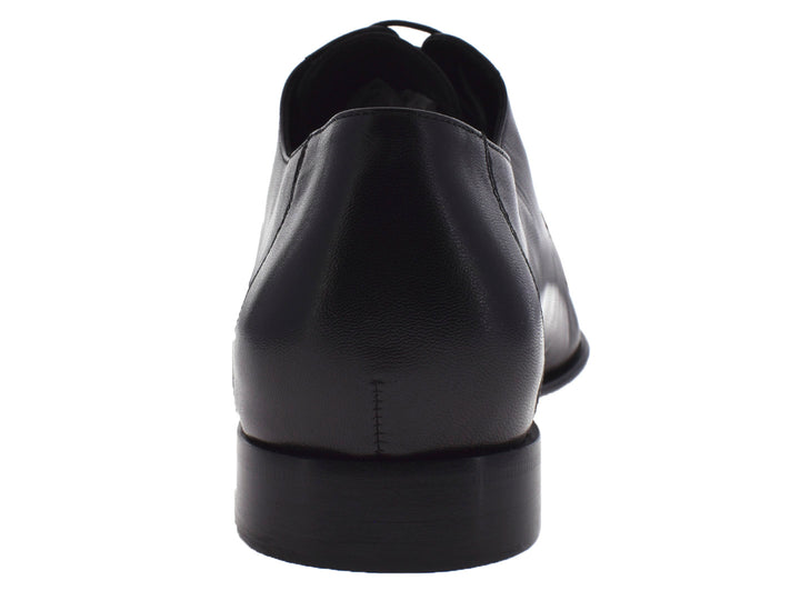 Par de zapatos formales negros para hombre con cordones y acabado brillante.