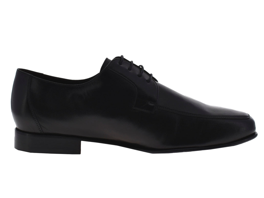 Par de zapatos formales negros para hombre con cordones y acabado brillante.