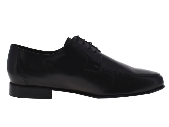 Par de zapatos formales negros para hombre con cordones y acabado brillante.