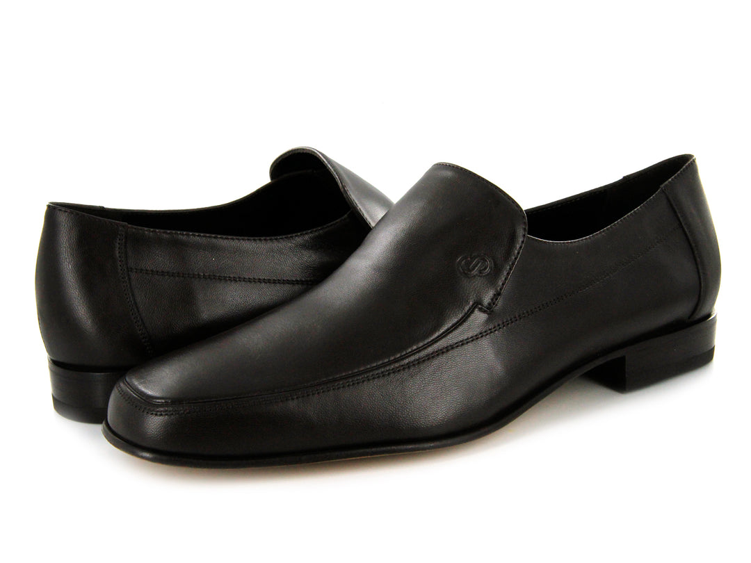 Par de zapatos negros para hombre de cuero, estilo elegante y cerrado, fondo blanco.