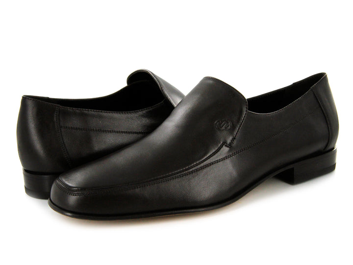 Par de zapatos negros para hombre de cuero, estilo elegante y cerrado, fondo blanco.