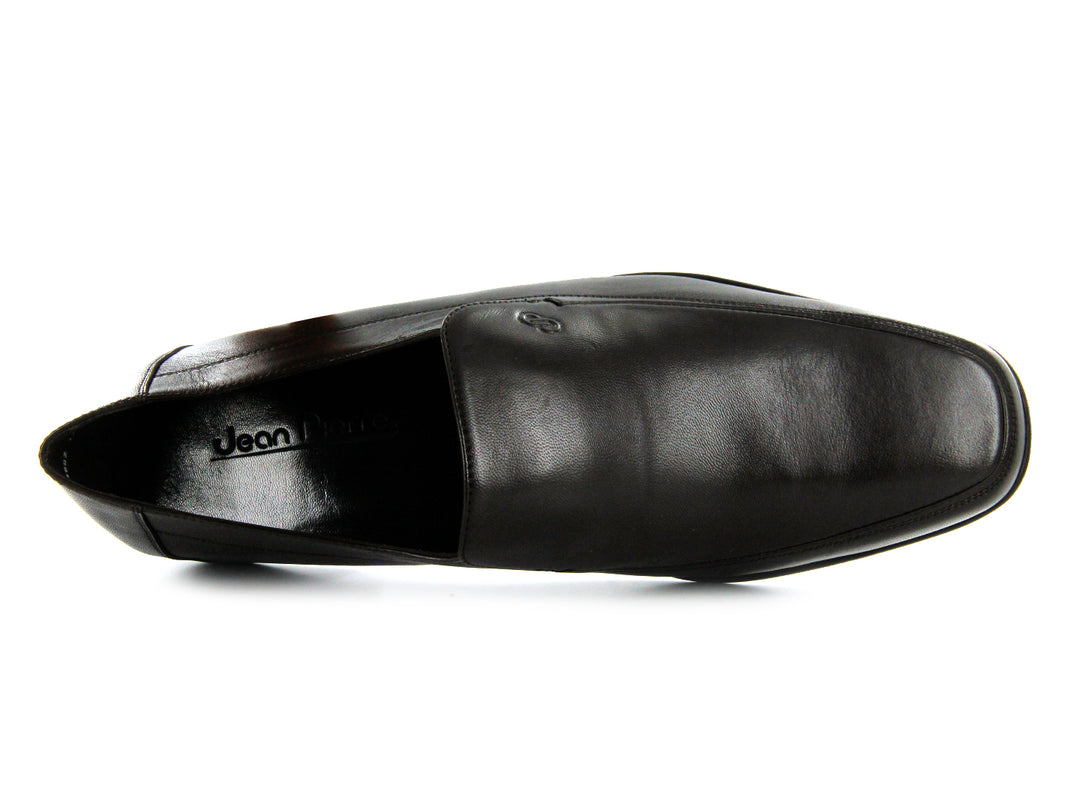 Par de zapatos negros para hombre de cuero, estilo elegante y cerrado, fondo blanco.