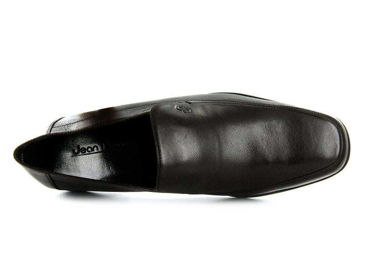 Par de zapatos negros para hombre de cuero, estilo elegante y cerrado, fondo blanco.